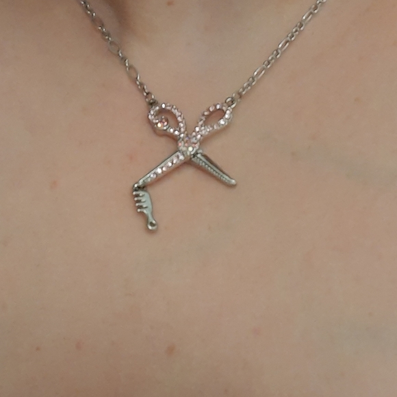 Scissor and Comb necklace - Picture 1 of 3